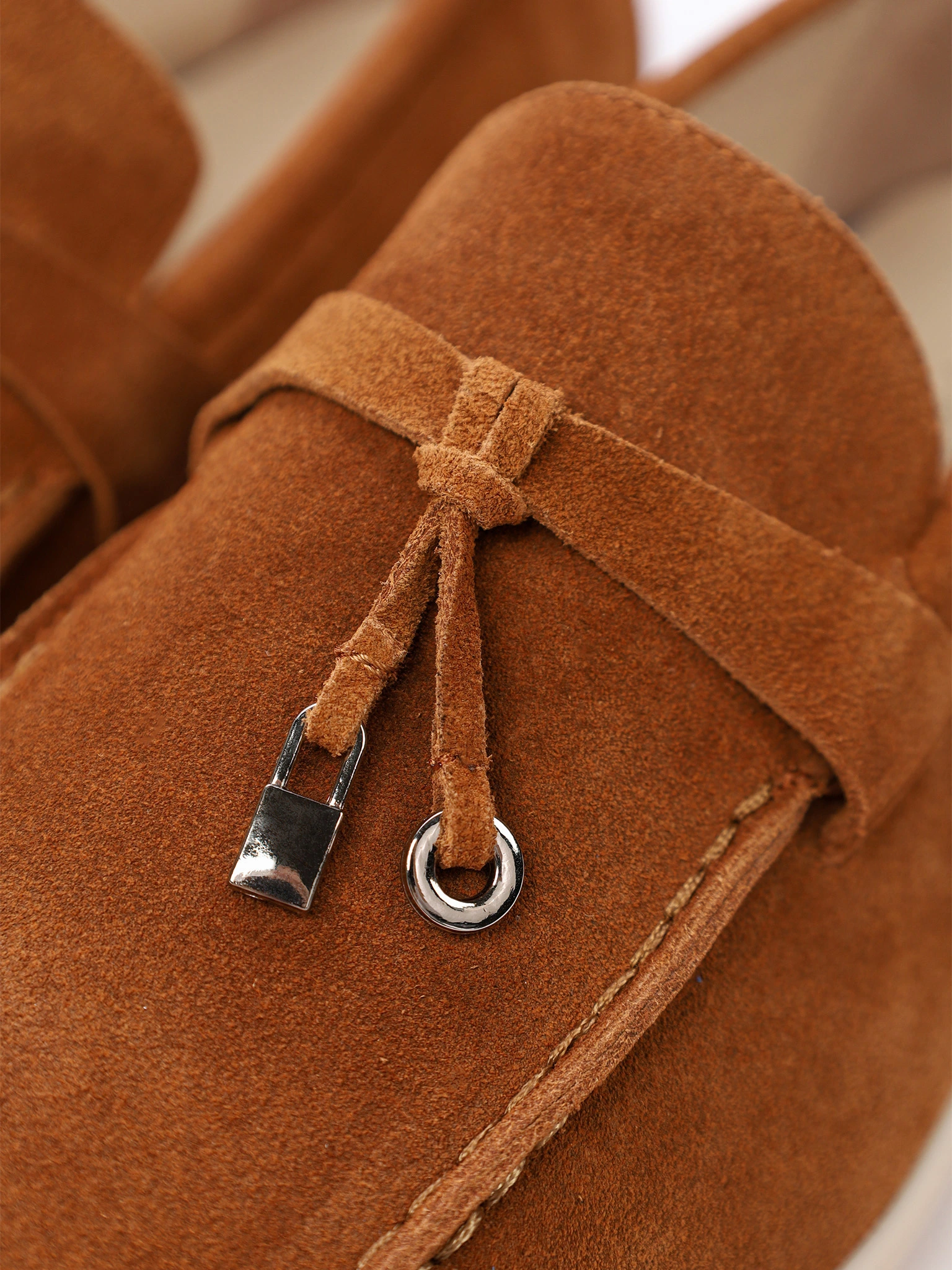 Туфли-лоферы  светло-коричневого цвета на низкой подошве